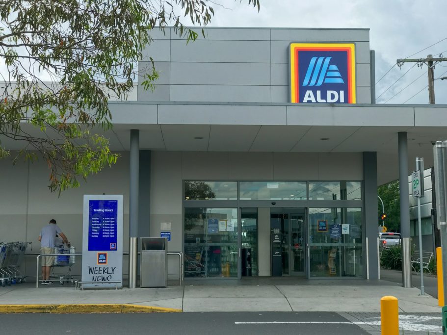 Einzelhandel im Raum Düsseldorf Eingang zu einem ALDI-Supermarkt mit einem blauen und orangefarbenen Logo.