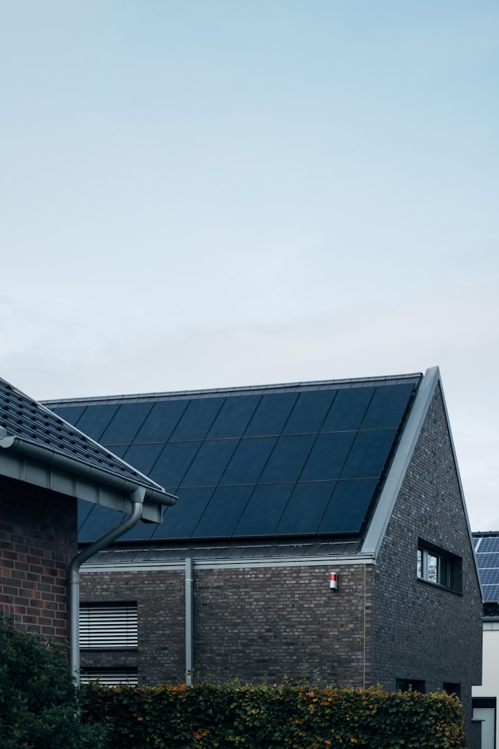 Photovoltaikanlage in Kleve installiert Ein modernes Haus mit Solarpanelen auf dem Dach und grauer Fassade.
